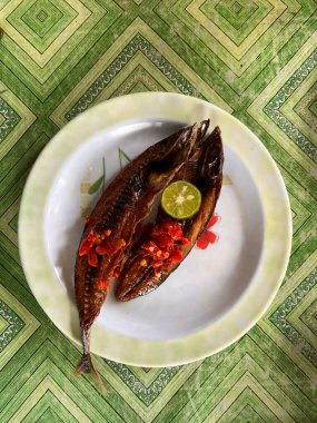 Limonlu ızgara balık ve biberli tabak.