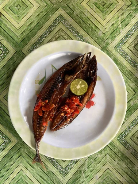 Риба Лаймом Чилі Плиті — стокове фото