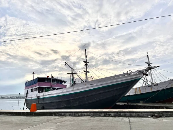 Limandaki eski ahşap tekne.