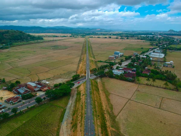 Demiryolu üstgeçit otoyolunun insansız hava aracı görüntüsü