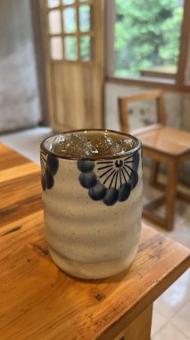 Ocha adında güzel bir bardakta servis edilen Japon çayı.