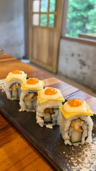 Somon Çıtır Suşi, üstünde Tamago var.