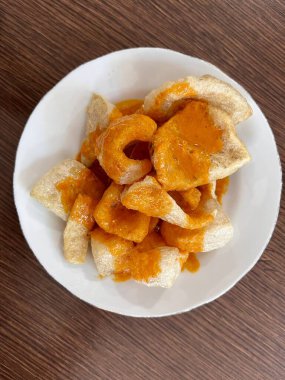 Kerupuk kulit, jangek ya da rambak adı verilen Endonezya krakerleri. Köri sosuyla servis edilir..