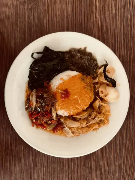 Dendeng Batokok ile Nasi Padang Batı Sumatra 'dan bir Endonezya yemeği..