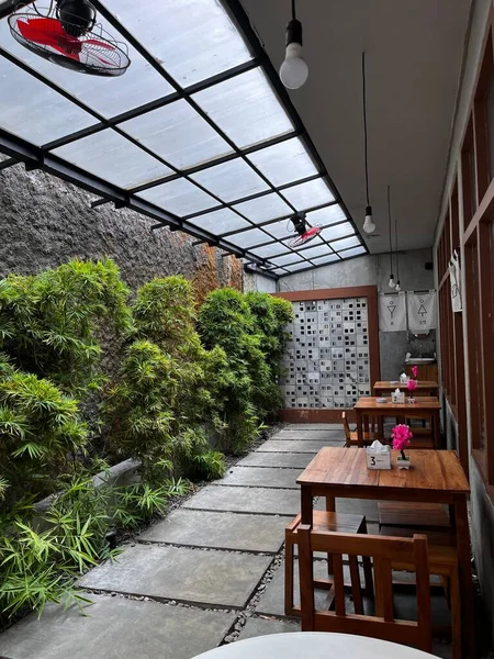 Dekoratif Bitkilerle Restoran Masası