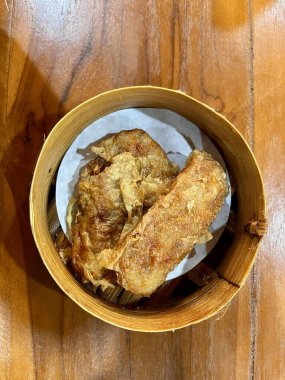 Tofu derisine sarılı tavuk karidesli börek.