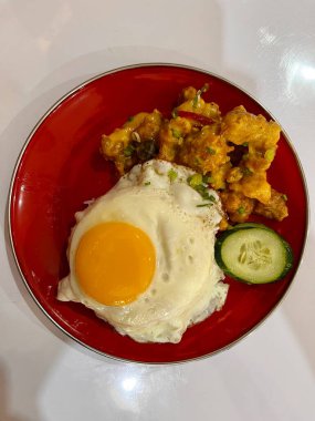 Tuzlu Tavuk Yumurtası ve Sunny Side Up Egg.