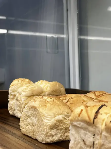 Ekmeği sergilenirken kapat