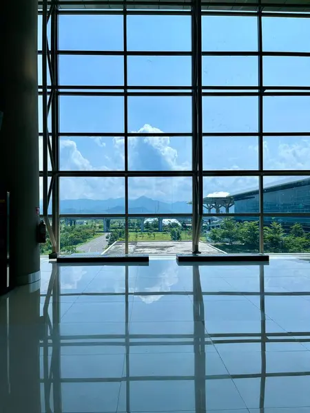 Yogyakarta Uluslararası Havalimanı 'nda dağ manzarası ve bulutlu mavi gökyüzü