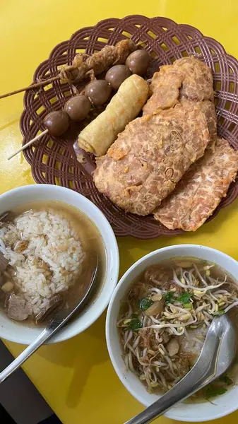 İki kase Soto, tipik Endonezya çorbası kızarmış tempeh ve bıldırcın yumurtası ile servis edilir.