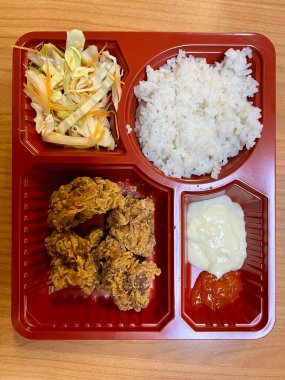 Bento soslu tavuk, salata, acı sos ve mayonez.