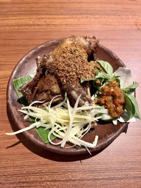 Bebek goreng kremi ya da kızarmış ördek, Endonezya 'da fesleğen yaprağı ve mango sosuyla servis edilen tipik bir yemektir.