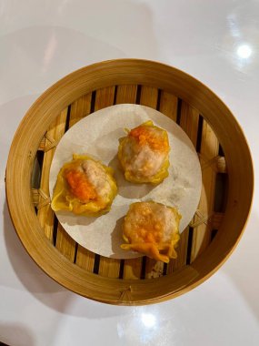 Siomay veya haşlanmış balık köftesi ve sebze.