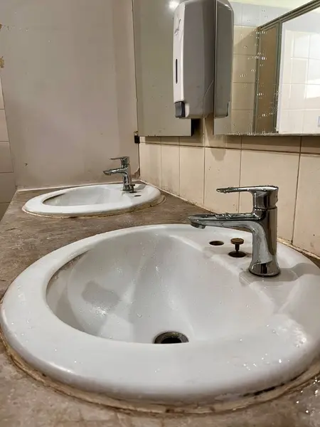 Lavabo, lavabo ve ayna.