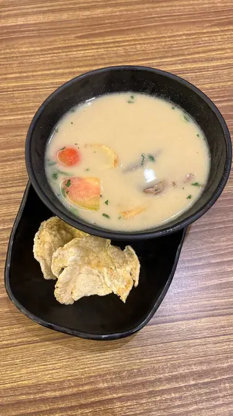 Pirzola çorbası ya da patates, domates ve melinjo krakerleriyle sup iga