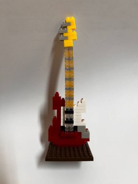 Mini gitar oyuncağı yapıyor.
