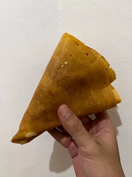 Beyaz arka planı olan bir elde krep