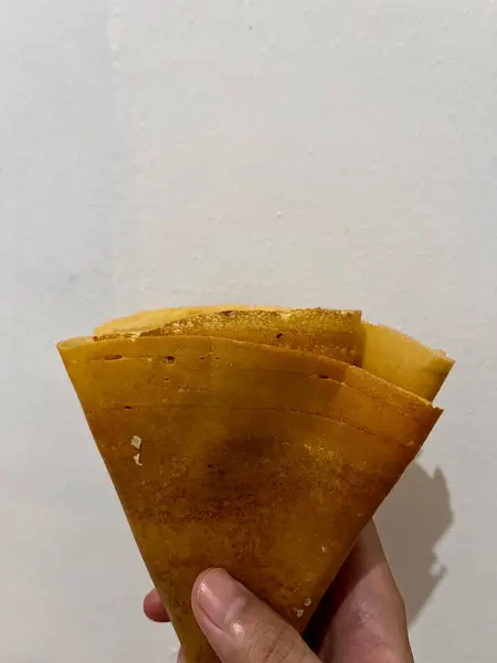 Bir elde ince krep ya da krep