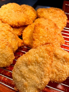 Ev yapımı çıtır Japon tavuk katsu.