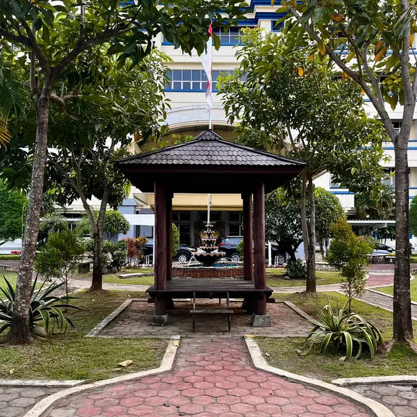 Parkta bir pavyon ya da çardak