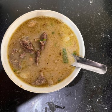 Coto Makassar, Güney Sulawesi, Endonezya 'dan geleneksel sığır eti çorbası.