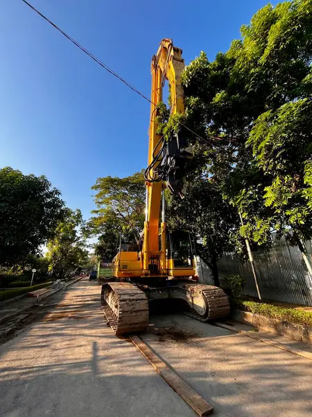 Kazıcı inşaat alanında çalışıyor.