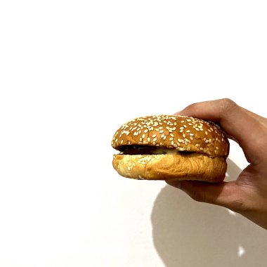 Beyaz arka planda hamburgerli bir adam.