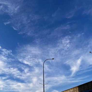 Mavi gökyüzüne karşı trafik lambasının alt görünümü