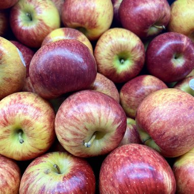 Süpermarkette bir sürü kırmızı elma