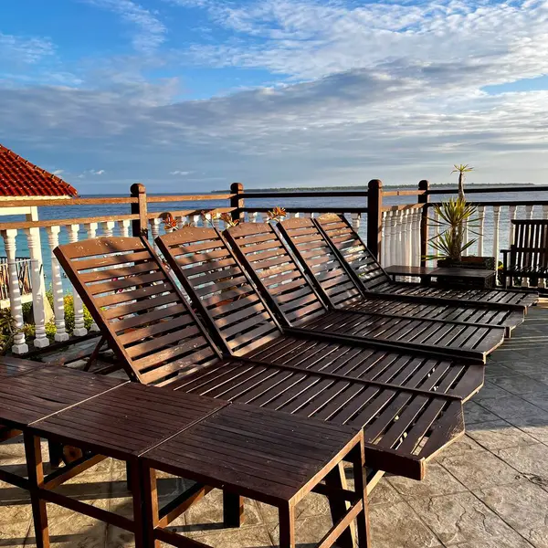 Güvertede tahta güneş yatağı
