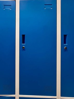 Beyaz listeli mavi metal depo