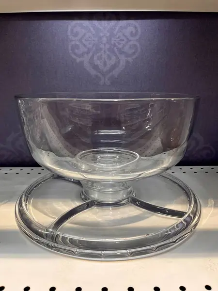 Raftaki boş cam kase.