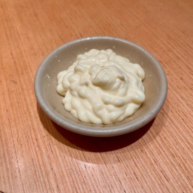 Küçük bir seramik kasede mayonez.