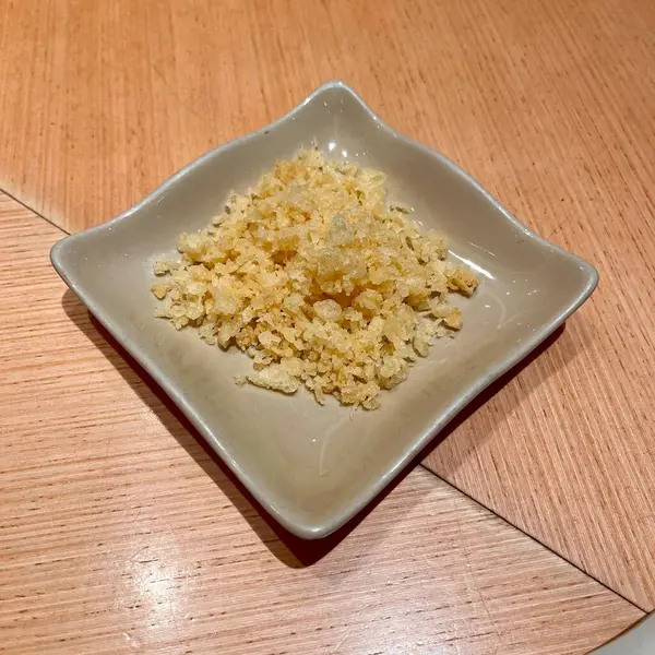 Kremesan ya da rakun genellikle pirinç unundan yapılan suşiyle servis edilir.