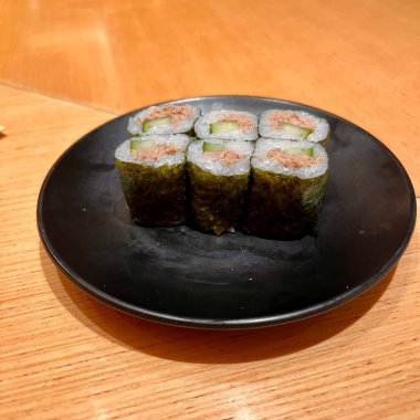 Tabakta ton balığı salatası, maki suşi.