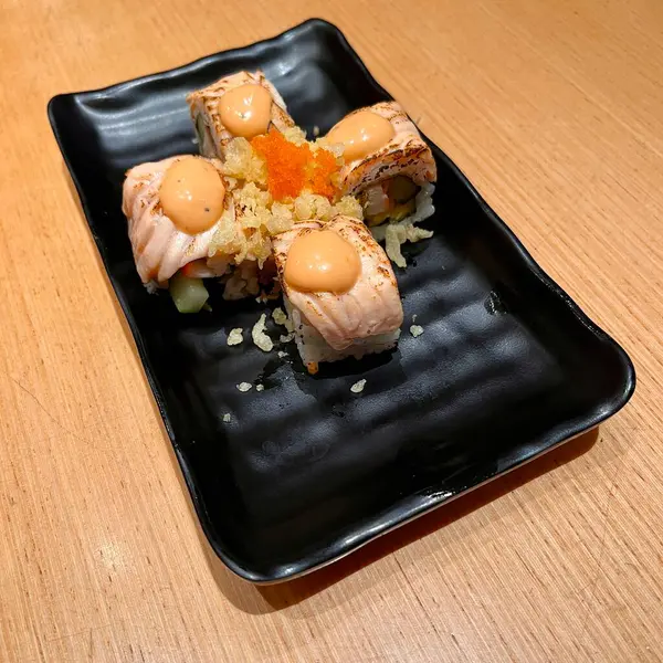 Tabakta somon ve aburi suşisi.