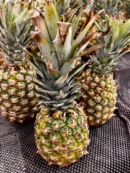 Süpermarketin rafında taze bir ananas.