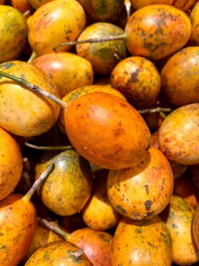 Piyasada taze tutku meyvelerini yakın.