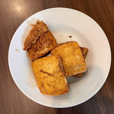 Beyaz tabakta kızarmış soya peyniri.