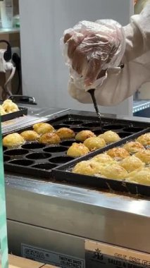 Şef takoyaki pişiriyor Japonların en sevdiği aperatif.