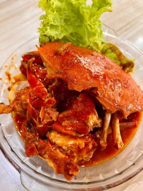Kepiting Saos Padang baharatlı otlarla yengeçlerden yapılan tipik Endonezya yemeğidir. Marulla servis edilir..