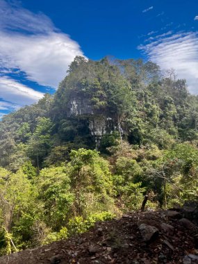 Mavi gökyüzü ile Panorama Dağı