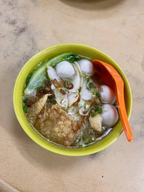 Tavuk eti ve soya peynirli balık köftesi çorbası. Malezya 'da popüler sokak yemekleri