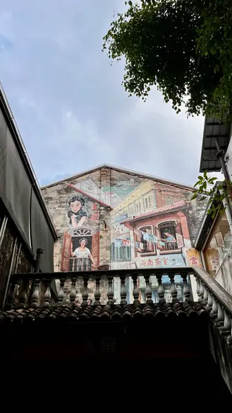 Kuala Lumpur, Malezya - 25 Eylül 2024: Kwai Chai Hong eski binaların ve güzel sokak sanatlarının ilgi odağı.