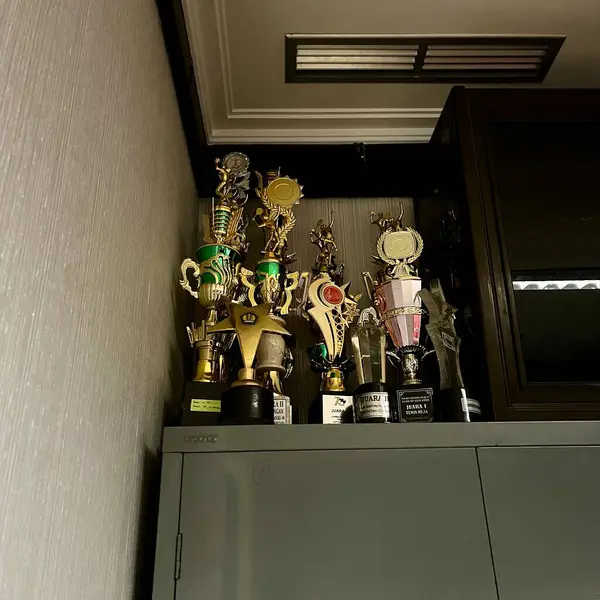 Dolapta terk edilmiş bir kupa var.