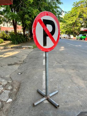 Sokakta park levhası yok.