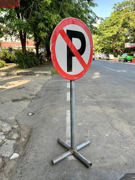 Sokakta park levhası yok.