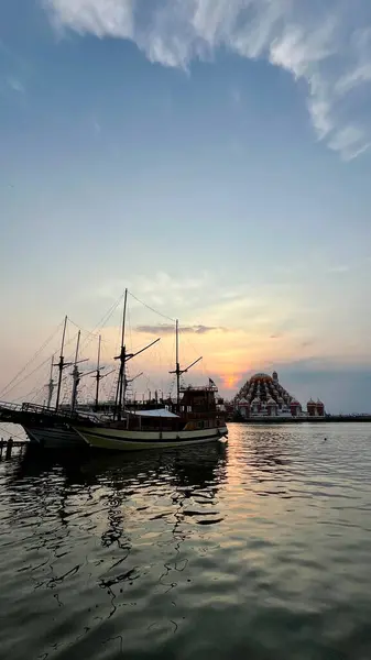 Makassar, Endonezya - 14 Kasım 2024: Losari Sahili, Makassar Endonezya 'da Phinisi teknesi ve Mescid Kubah (Kubbe Camisi) 99 manzarası