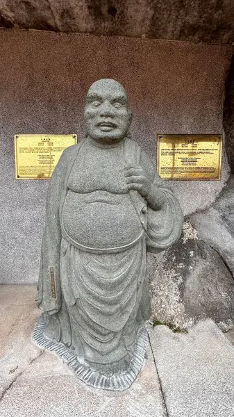 Genting Highland, Malezya - 26 Eylül 2024: Chin Swee Tapınağındaki taş heykel, Genting Highland, Malezya