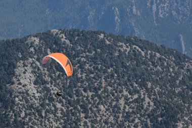 Dağlarda uçan paraglider